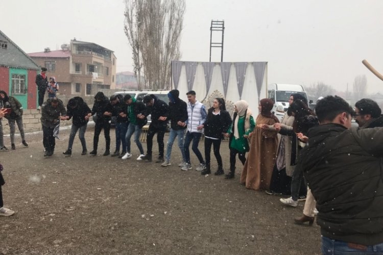 Iğdır'da kar altında davullu zurnalı d&uuml;ğ&uuml;n