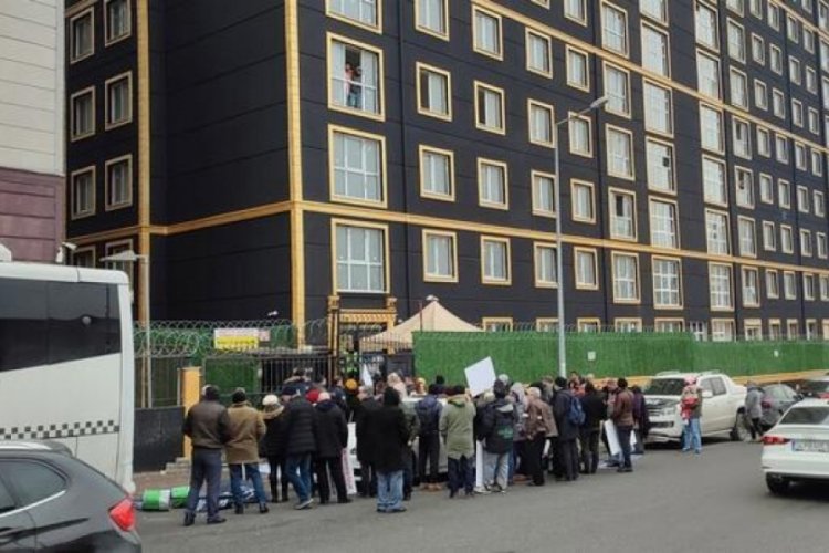 İstanbul'da protesto i&ccedil;in toplanan site mağdurlarına sopalı karşılama