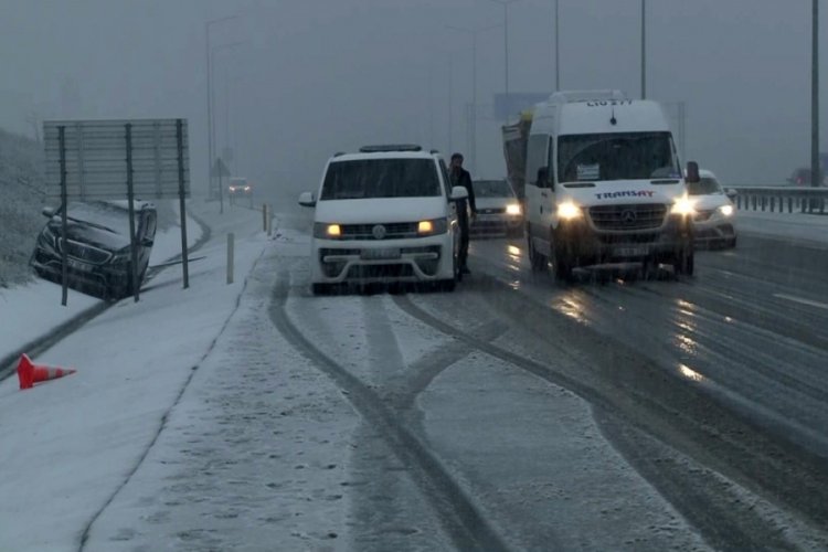 İstanbul Havalimanı yolunda yoğun kar yağışı! S&uuml;r&uuml;c&uuml;ler zor anlar yaşadı