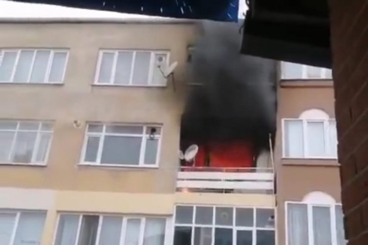 Karacabey'de 3 katlı binada korkutan yangın