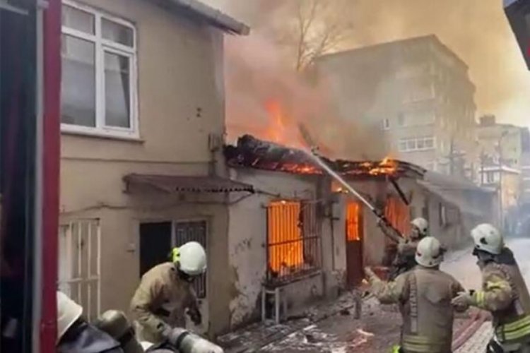İstanbul'da gecekondu yangını!