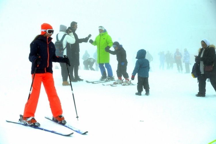 Uludağ'da kayak&ccedil;ılara sis engeli