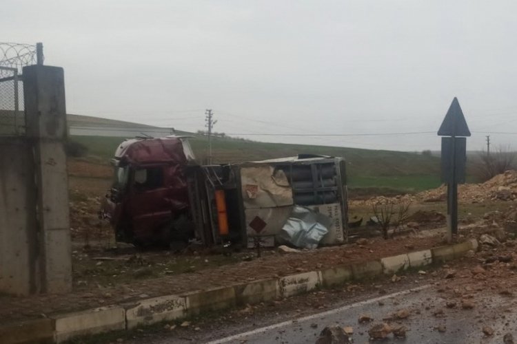 Adıyaman'da kontrolden &ccedil;ıkan tır elektrik direğine &ccedil;arptı