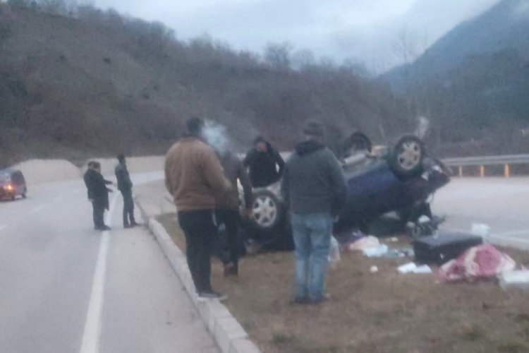 Tokat'ta otomobil ref&uuml;je devrildi: 4 yaralı