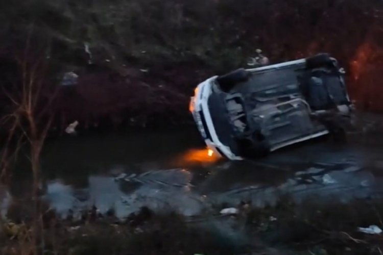 Bursa İneg&ouml;l otomobil dere yatağına u&ccedil;tu: 2 yaralı