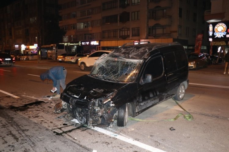 Kayseri'de ref&uuml;je &ccedil;arpan ticari ara&ccedil; takla attı