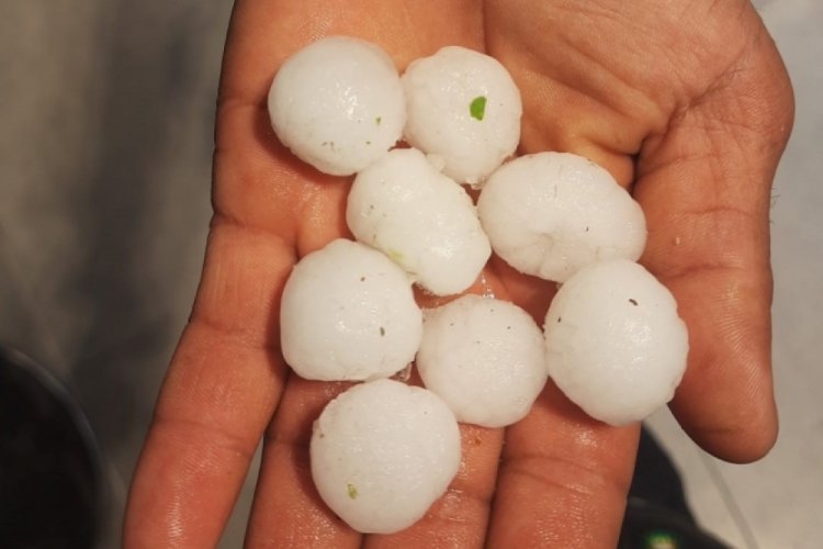 Antalya'da bilye b&uuml;y&uuml;kl&uuml;ğ&uuml;nde dolu yağdı