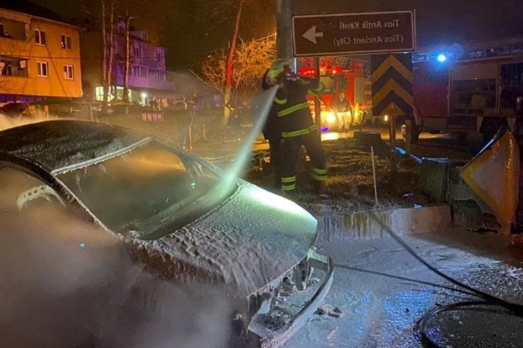 Zonguldak'ta ref&uuml;je &ccedil;arpıp takla atan otomobil yanarak k&uuml;le d&ouml;nd&uuml;