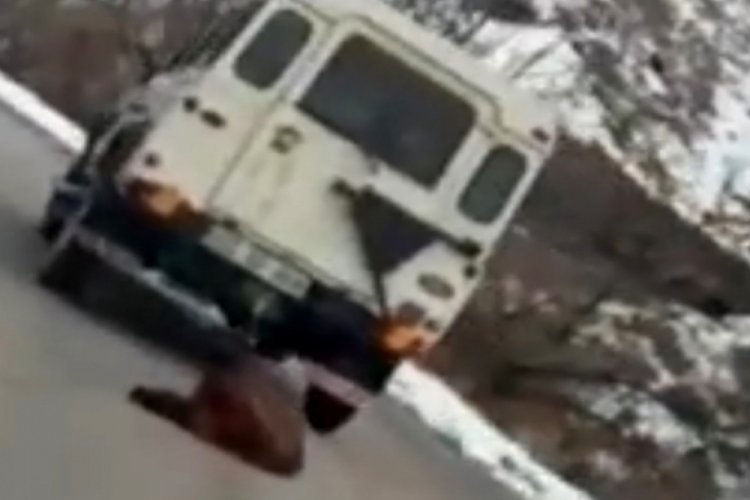 Tunceli'de vurdukları domuzu aracın arkasında s&uuml;r&uuml;klediler