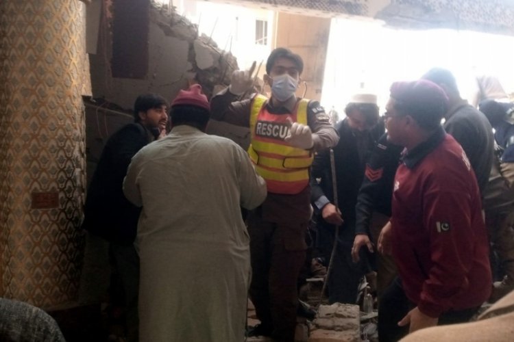 Pakistan'da cami saldırısında &ouml;l&uuml; sayısı 83 oldu