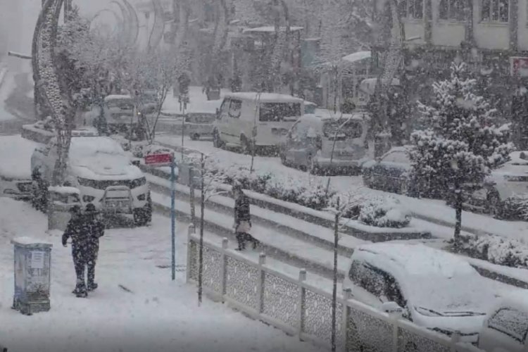 Hakkari'de kar yağışı sebebiyle 92 yerleşim yerinin yolu kapandı