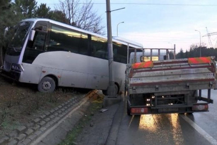 İstanbul'dan kazayı s&uuml;r&uuml;c&uuml;lere bildiren kamyonet şof&ouml;r&uuml; minib&uuml;s&uuml;n altında kaldı