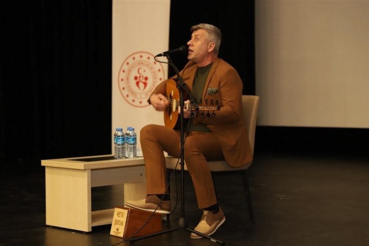Metin Şent&uuml;rk gen&ccedil;leri eğlendirdi