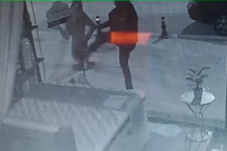 Karab&uuml;k'te bir kişi H&uuml;lya Avşar maketine saldırdı