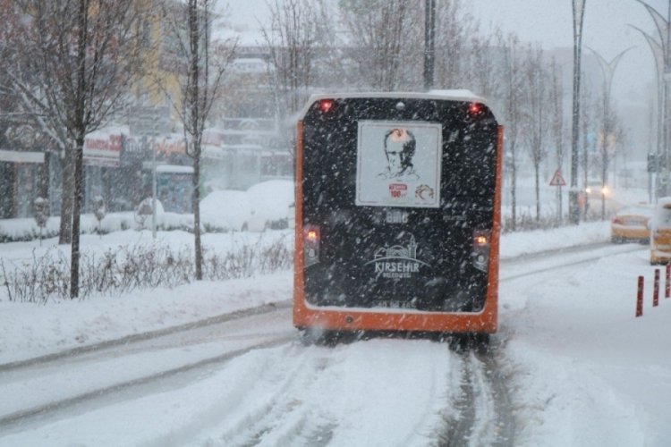 Kırşehir'de kar yağışı hayatı olumsuz etkiliyor