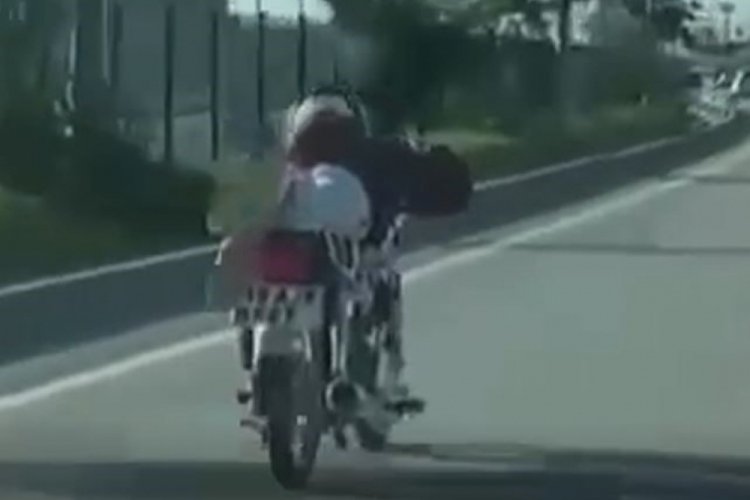 Yatarak motosiklet kullandı, polise yakalndı