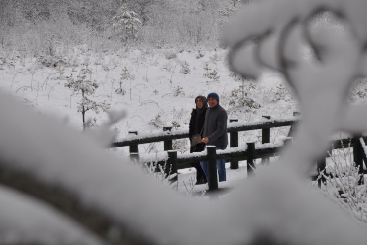 Bolu'nun g&ouml;zde turizm merkezi Abant'ta kar kalınlığı 15 santimetre oldu