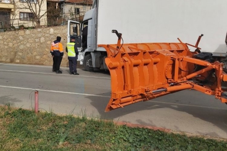 Bursa'da kontrolden &ccedil;ıkan tır duvara &ccedil;arptı