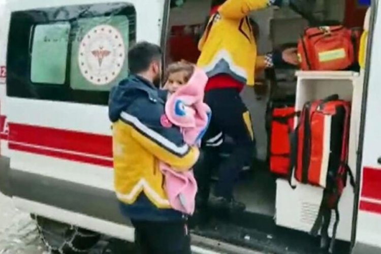 Siirt'te kardan kapanan yol 2 saatlik &ccedil;alışmayla a&ccedil;ıldı