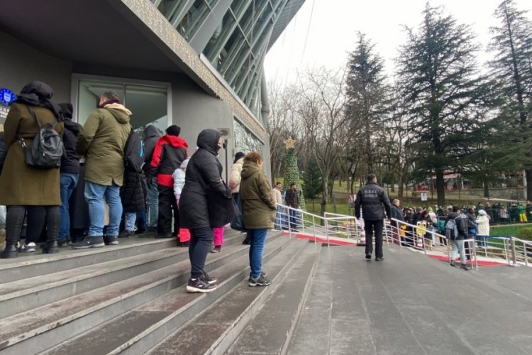 Uludağ'a &ccedil;ıkmak isteyen vatandaşlar, teleferikte metrelerce sıra oluşturdu