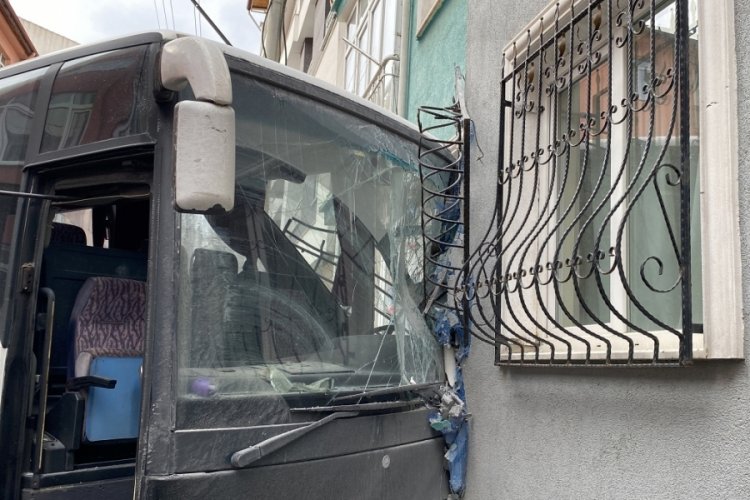 K&uuml;tahya'da otob&uuml;s, park halindeki ara&ccedil;lara ve apartmana &ccedil;arptı