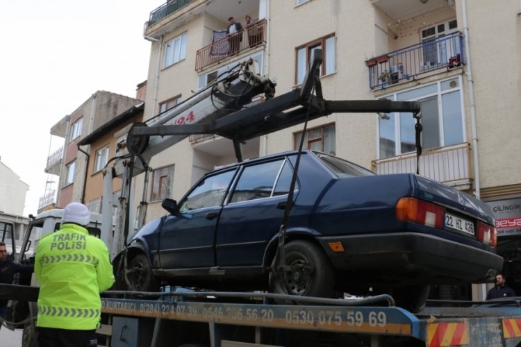 Edirne'de kontrolden &ccedil;ıkan ara&ccedil; mobilya d&uuml;kkanına daldı
