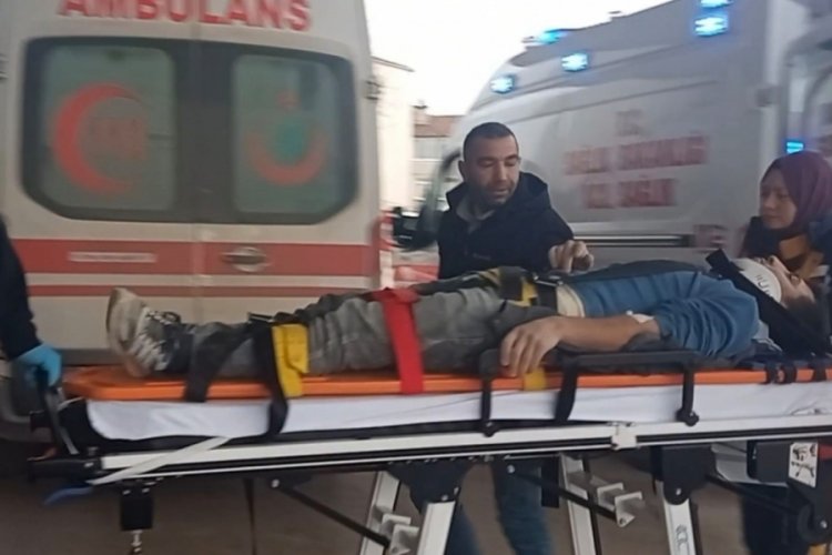 Bursa'da inşaat bir şahıs 3.kattan ağabeyinin &uuml;zerine d&uuml;şt&uuml;: 2 yaralı