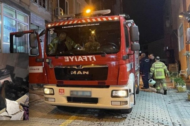 Balıkesir'de t&uuml;t&uuml;n d&uuml;kkanında patlama meydana geldi