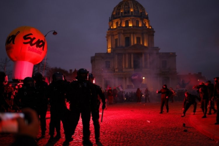 Fransa'da emeklilik reformu protestoları karıştı: 30 g&ouml;zaltı var