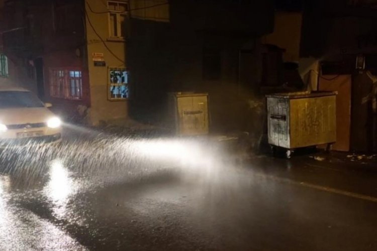 Tekirdağ'da patlayan su borusu mahalleyi dereye &ccedil;evirdi