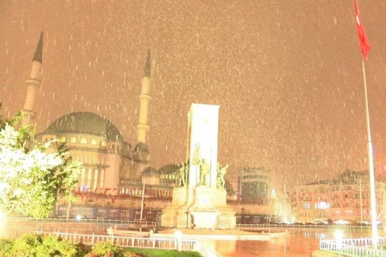 İstanbul Taksim'de lapa lapa kar yağdı