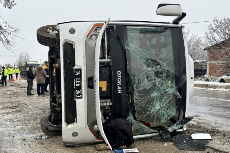 Cenaze taşıyan midib&uuml;s devrildi: Yaralılar var
