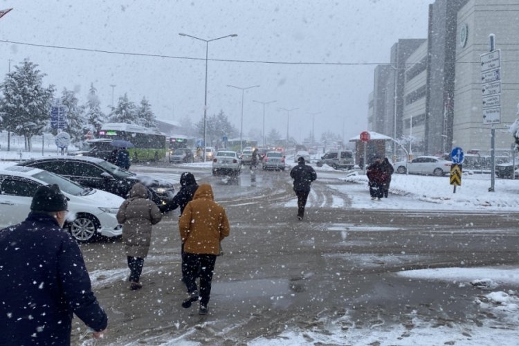 Kocaeli'nin y&uuml;ksek kesimleri beyaza b&uuml;r&uuml;nd&uuml;