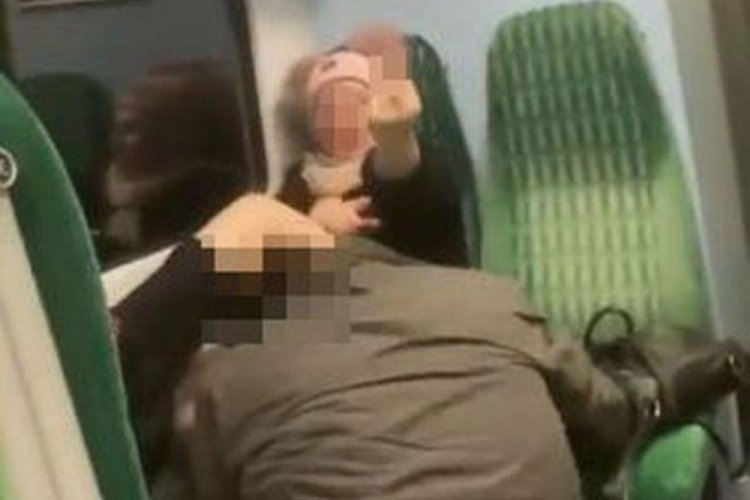 Trende şoke eden anlar! Yaşlı &ccedil;ift bir anda cinsel ilişkiye girmeye başladı...