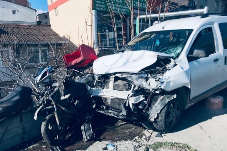 İstanbul'da kazadan ka&ccedil;arken motosiklete &ccedil;arptı