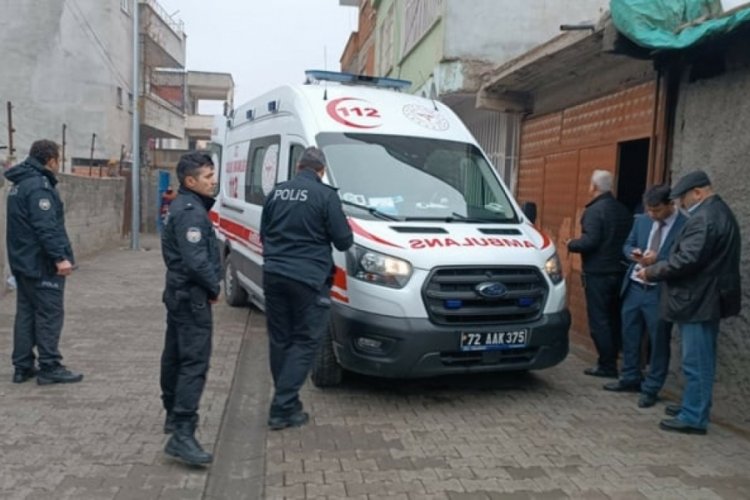 Batman'da babası tarafından boğulan k&uuml;&ccedil;&uuml;k Adara defnedildi