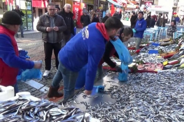 Edirne'de hamsinin kilosu tezgahta 20 TL'ye d&uuml;şt&uuml;