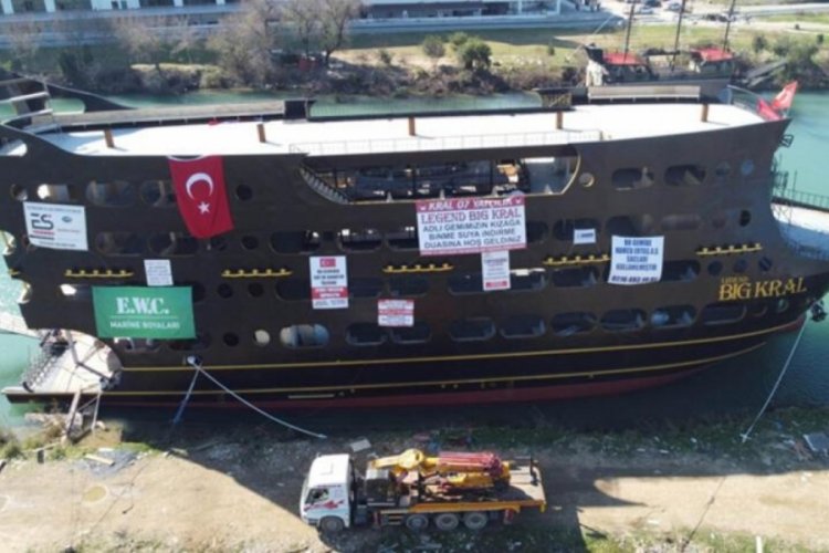 Antalya'da 5 katlı gezi teknesi suya indirildi!