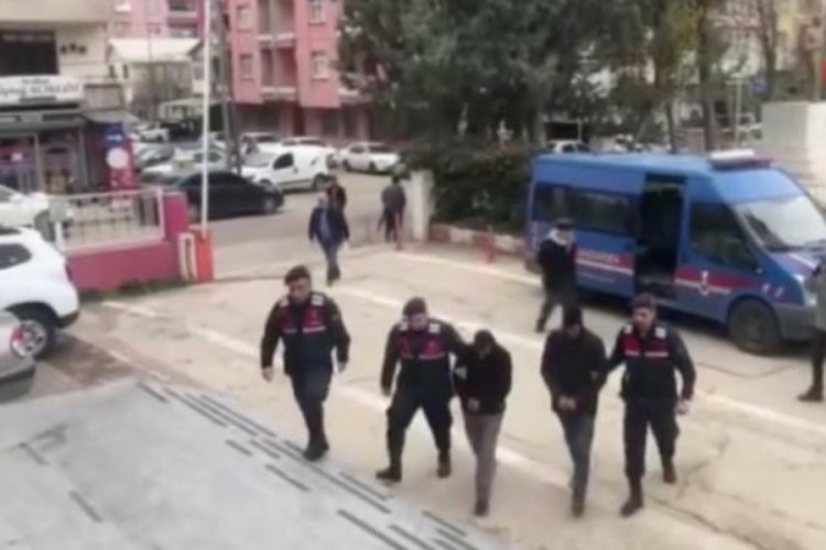 Adana'da hurda aracıyla gezen 2 hırsız adliyeye sevk edildi