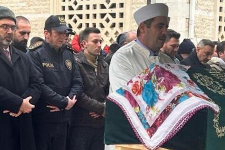 İstanbul'da evde &ouml;l&uuml; bulunan anne ve 2 &ccedil;ocuğu toprağa verildi