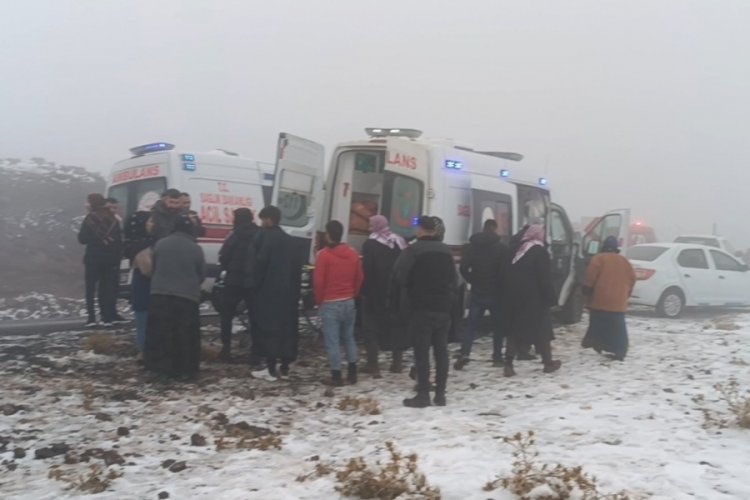 Diyarbakır'da yoğun sis ve kar, kazaya neden oldu! Yaralılar var