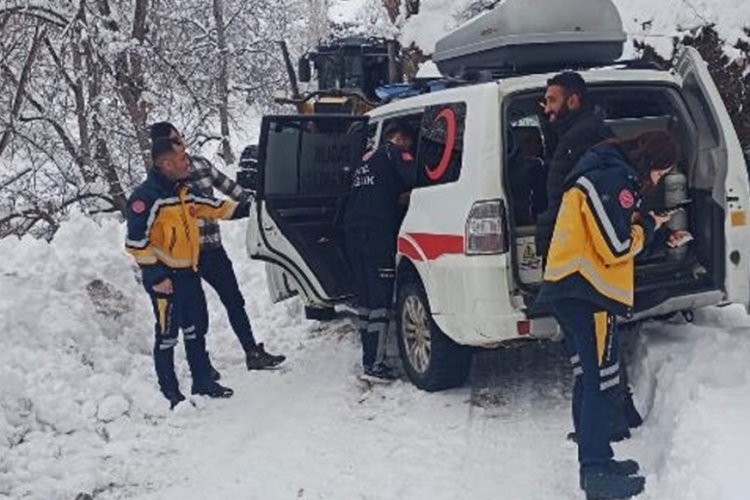 Siirt doğum sancısı olan kadının yardımına iş makineleri koştu