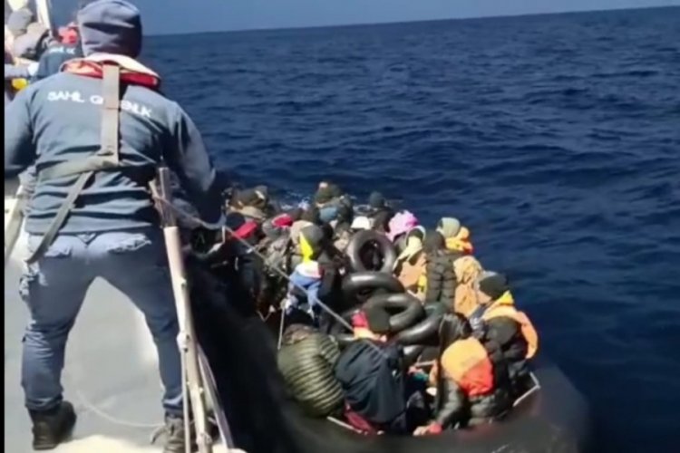 İzmir'de 81 d&uuml;zensiz g&ouml;&ccedil;men kurtarıldı