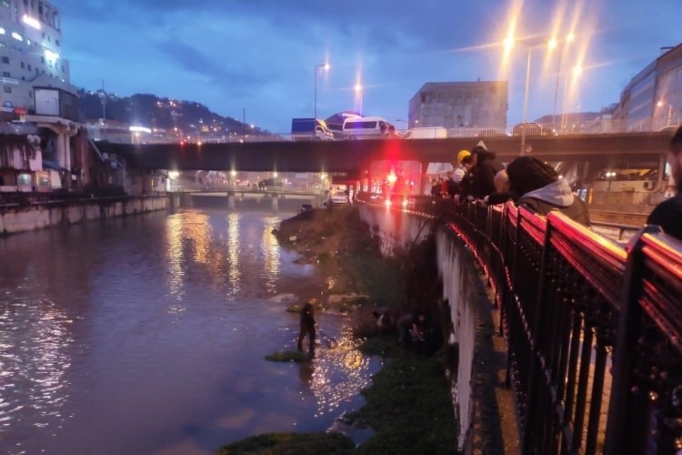 Zonguldak'ta alkoll&uuml; şahıs dereye d&uuml;şt&uuml;