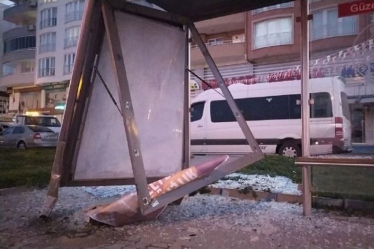 Bursa Mudanya'da korkun&ccedil; kaza: Takla attı, durağa daldı