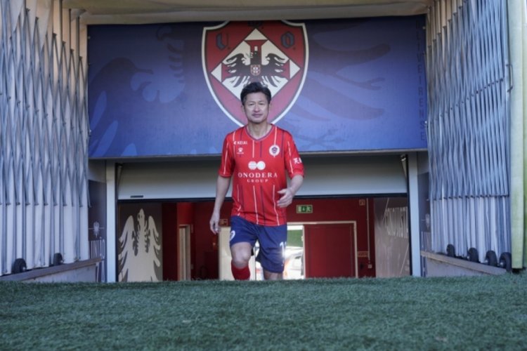 D&uuml;nyanın en yaşlı futbolcusu Kazuyoshi Miura transfer oldu