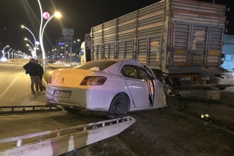 Edirne'de kaza sonrası ekipler ara&ccedil;ta sıkışan kadını kurtarmak i&ccedil;in seferber oldu