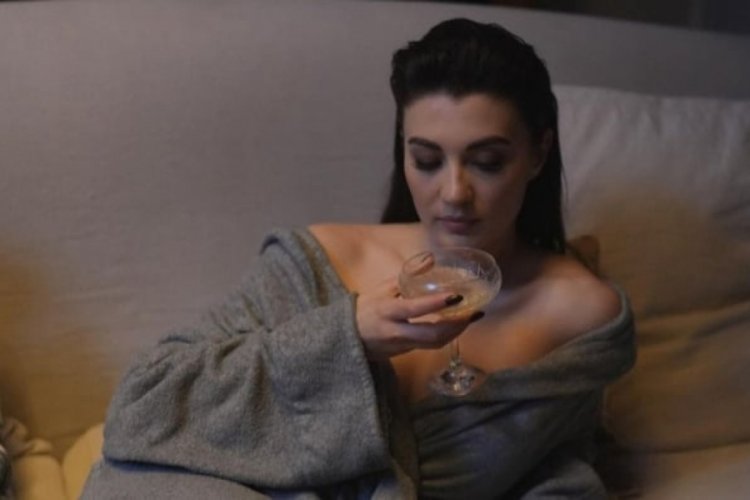 Burcu &Ouml;zberk'ten bornozlu poz