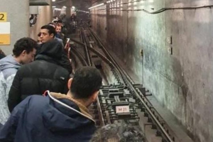İstanbul'da metro arızası! Vatandaşlar 20 dakika boyunca istasyonda y&uuml;r&uuml;d&uuml;