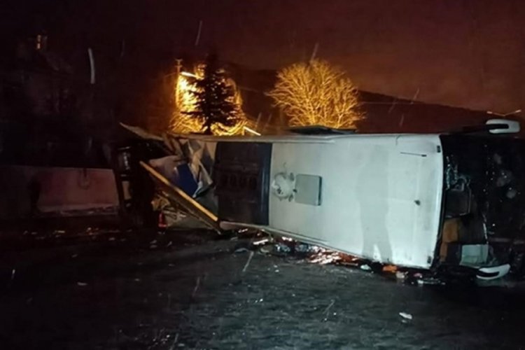 Bing&ouml;l'de yolcu otob&uuml;s&uuml; devrildi: 12 kişi yaralandı